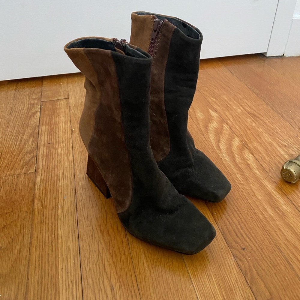 Brown and black suede ankle boots with a 4-inch heel #ankleboots